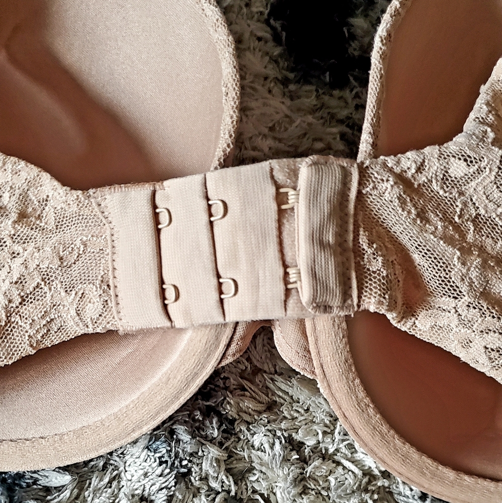 Victoria's Secret Lightly Lined Lace Bra - Picture 4 of 5